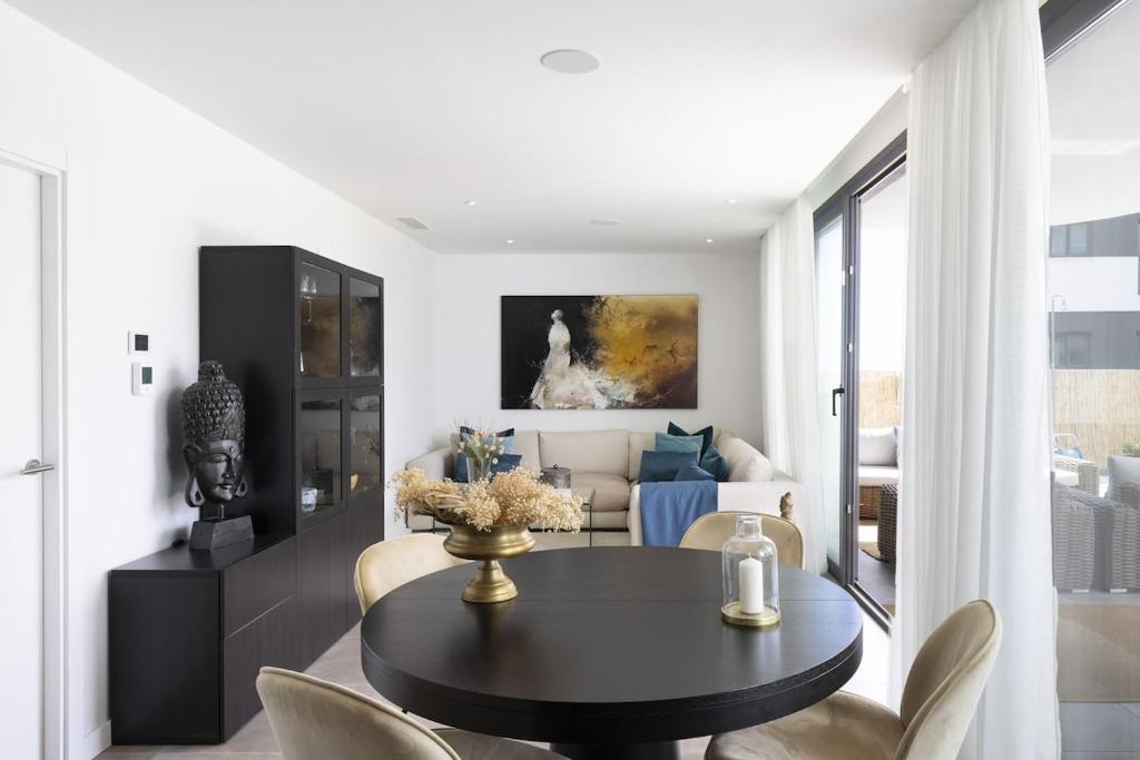 Luxury Apartment with Garden in Higueron 7