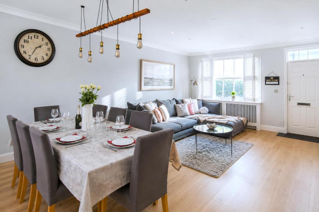 Spacious quiet 4bedrooms 6beds house with private garage 3min walk to Paddington Station 1