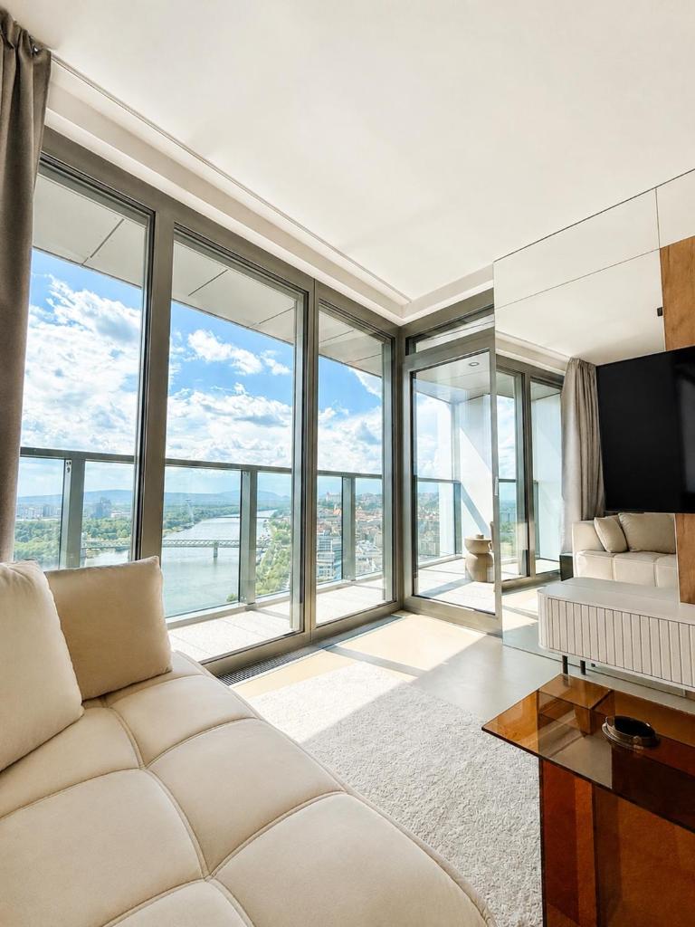 Eurovea Tower, 27th floor apartment, free parking 2