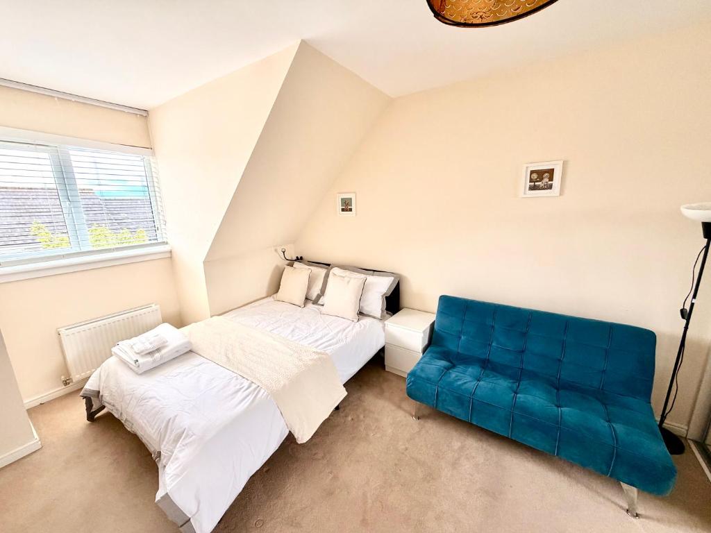 Luxury Townhouse Near Edinburgh Airport - UltraFast WiFi - 4BR Sleeps 7 6
