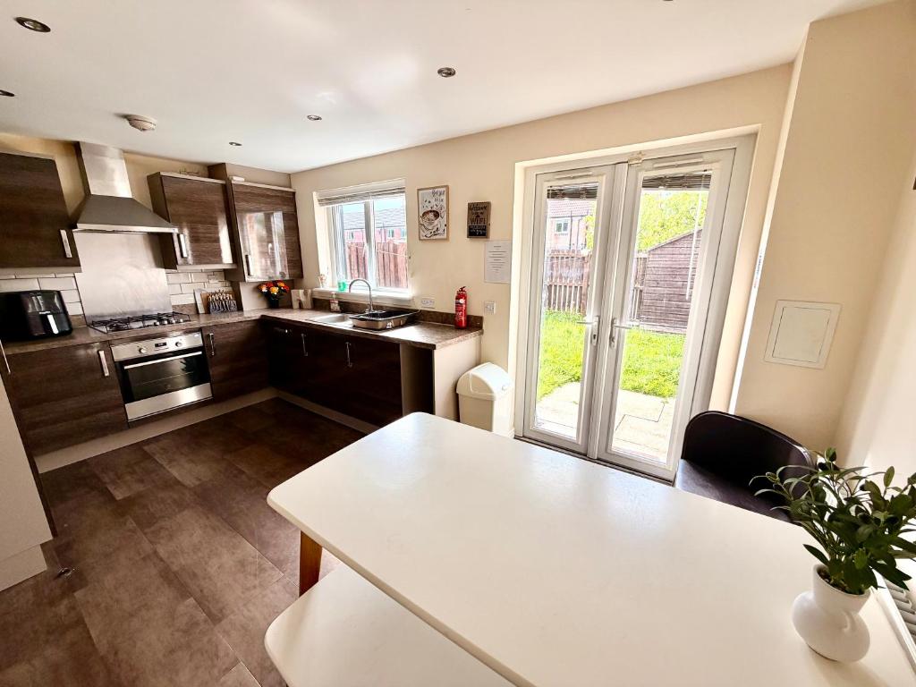 Luxury Townhouse Near Edinburgh Airport - UltraFast WiFi - 4BR Sleeps 7 8