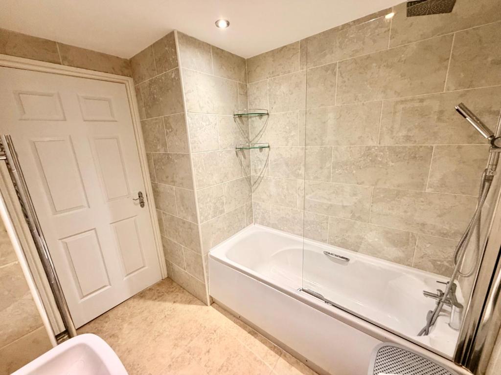 Luxury Townhouse Near Edinburgh Airport - UltraFast WiFi - 4BR Sleeps 7 7
