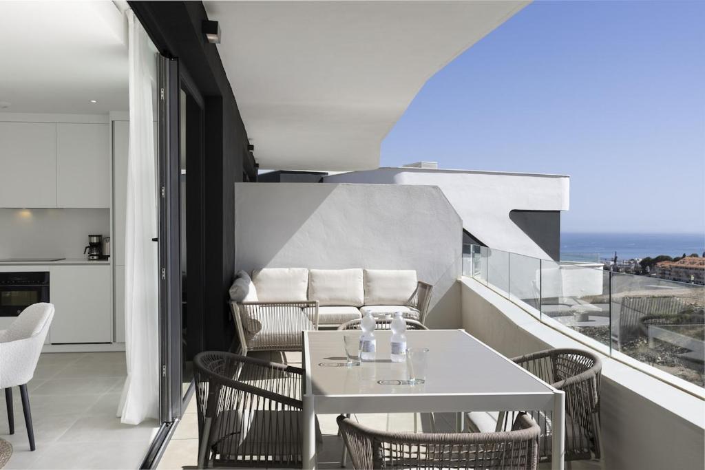 Modern Luxury Suite with Terrace in Higueron 2