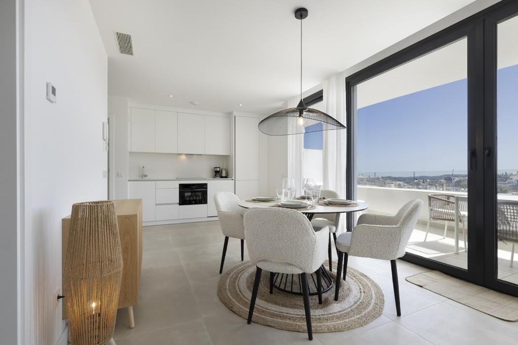 Modern Luxury Suite with Terrace in Higueron 5