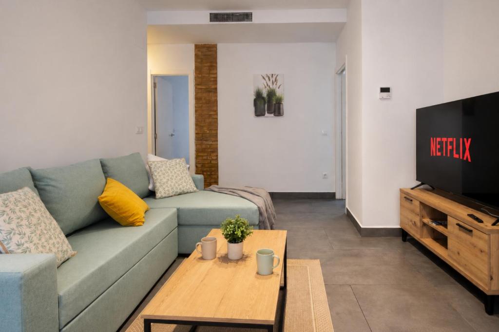 FLORIT FLATS - Urban City Nest - AC & WiFi - 10 min City Center 4
