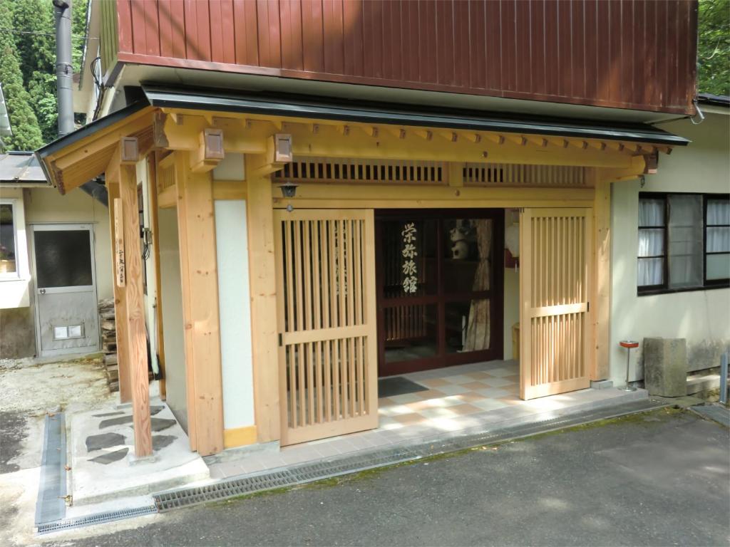 un bâtiment de style japonais dans l'établissement Onsen Minshuku Sakaeya, à Shizukuishi
