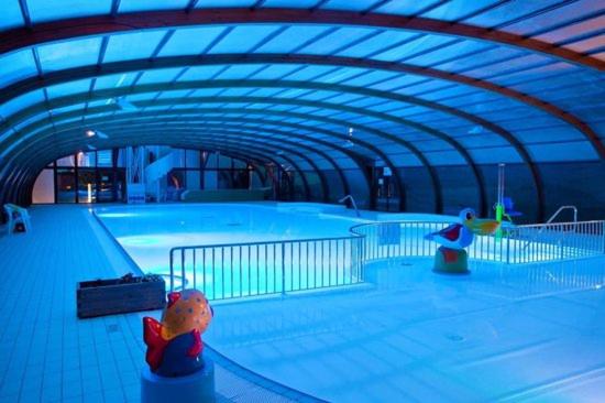 une grande piscine avec un plafond bleu dans l'établissement Hebergement dans un Domaine à Litteau, à Litteau