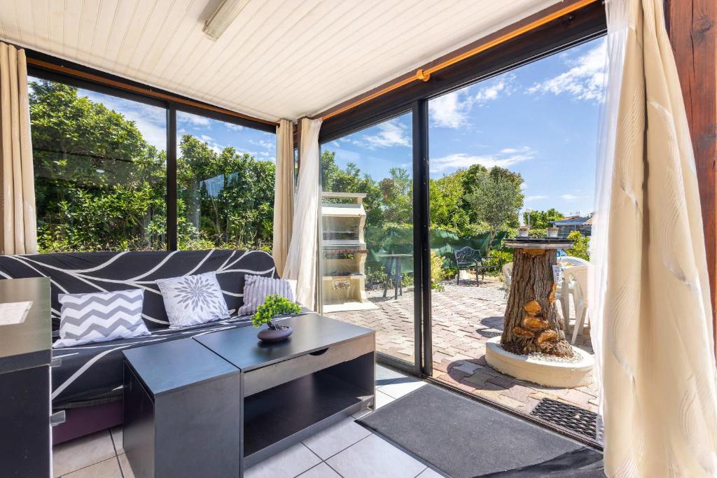Petit pavillon pour 8 personnes dans une résidence avec piscine 3