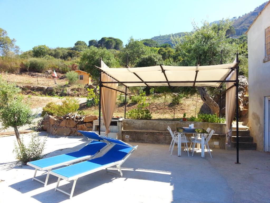 une terrasse avec une tente, des chaises et une table dans l'établissement Andrea's Home, à Cefalù