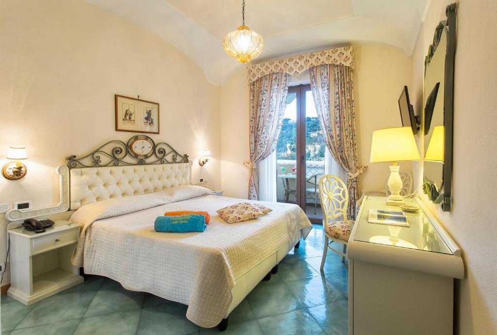 une chambre avec un lit, une table et une fenêtre dans l'établissement Hotel Terme Tritone Resort & Spa, à Ischia
