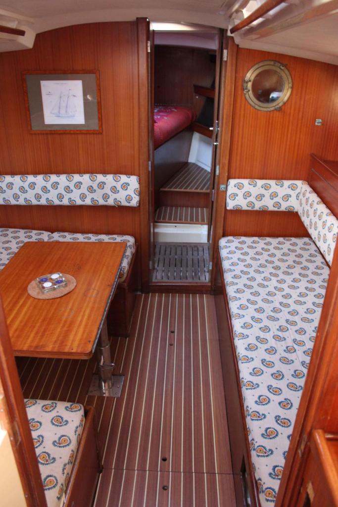 - une vue sur l'arrière d'un bateau avec une table dans l'établissement Argol, à Rochefort