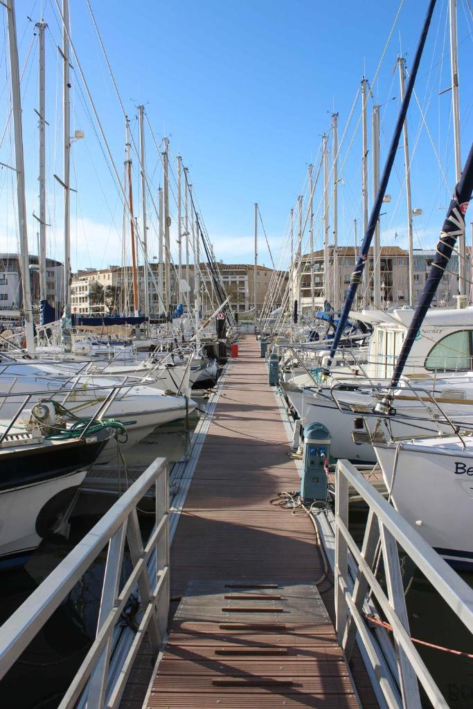 Une bande de bateaux amarrés dans un port de plaisance dans l'établissement Argol, à Rochefort 10 autres photos