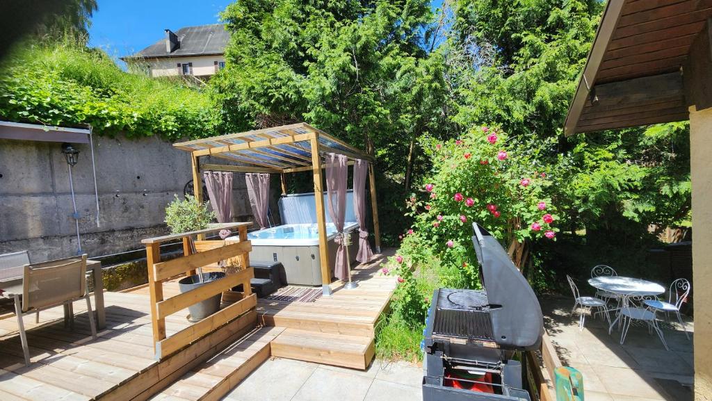chalet cosy, jacuzzi privé, calme, idéal moto rando vélo 2