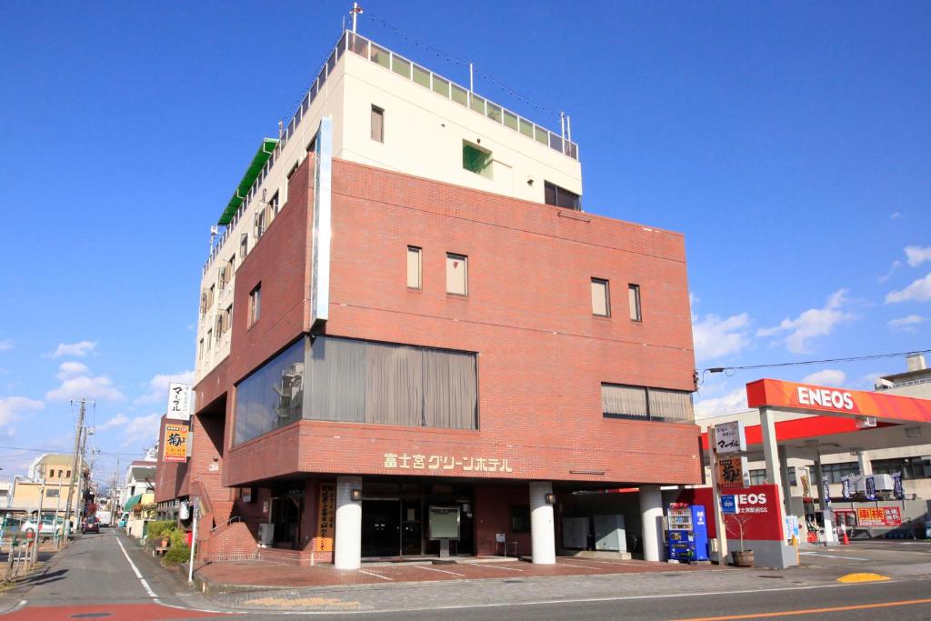 un bâtiment en briques rouges au coin d'une rue dans l'établissement Fujinomiya Green Hotel, à Fujinomiya