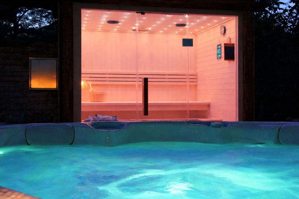 Holiday House with jacuzzi and sauna 4
