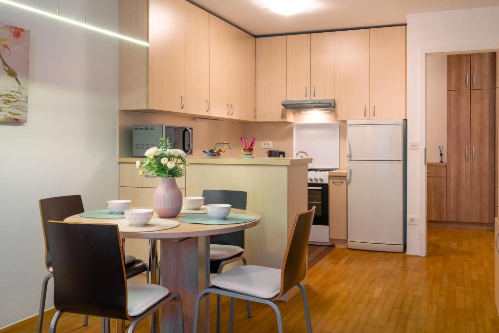 Family Apartment LEA-Sleeps 4, Free Parking 4