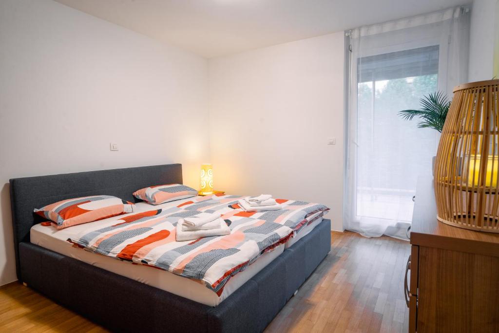Family Apartment LEA-Sleeps 4, Free Parking 5