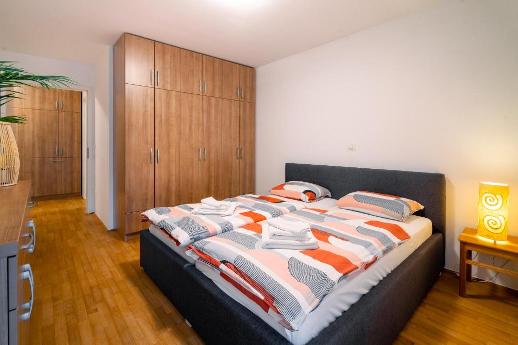 Family Apartment LEA-Sleeps 4, Free Parking 8
