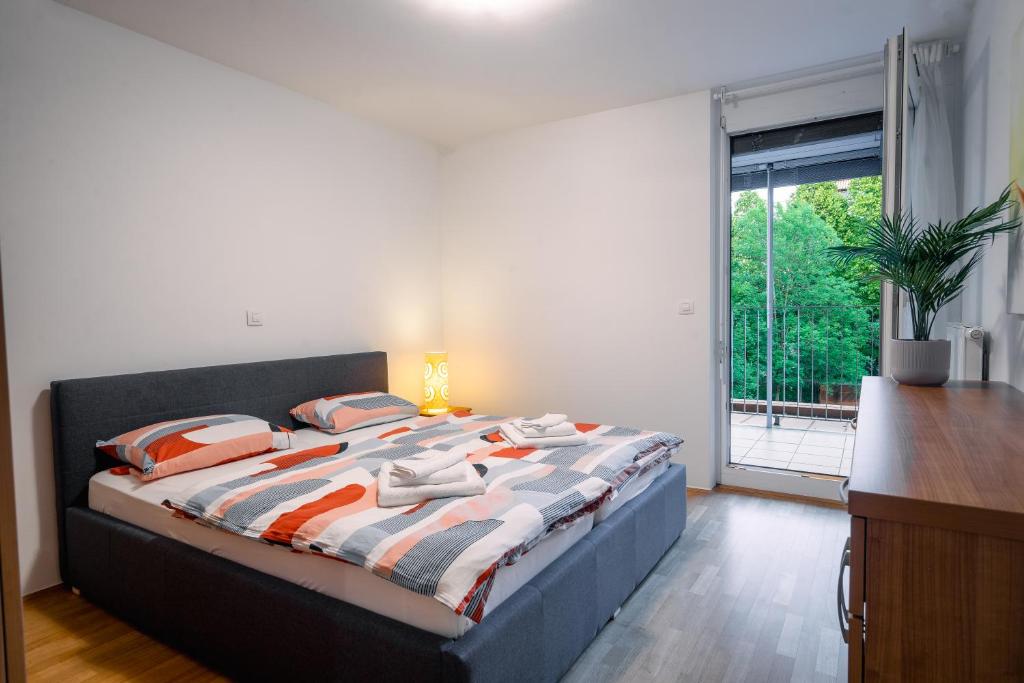 Family Apartment LEA-Sleeps 4, Free Parking 2