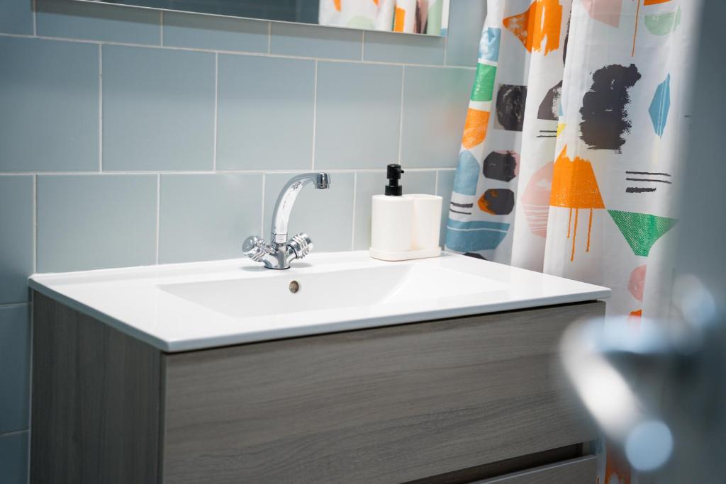 Family Apartment LEA-Sleeps 4, Free Parking 6