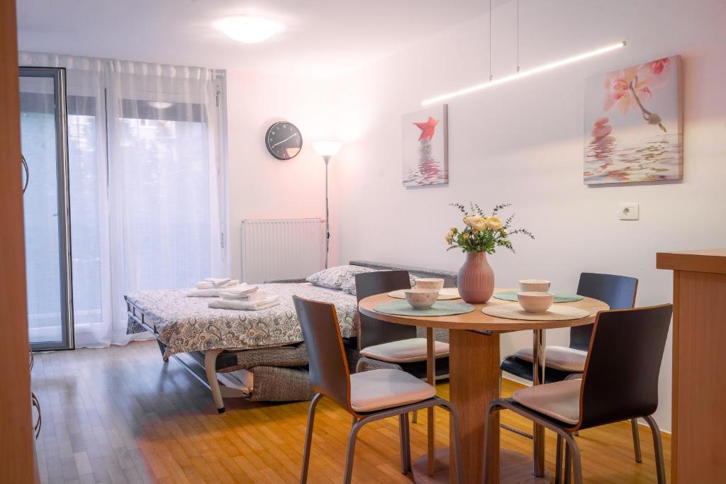 Family Apartment LEA-Sleeps 4, Free Parking 7