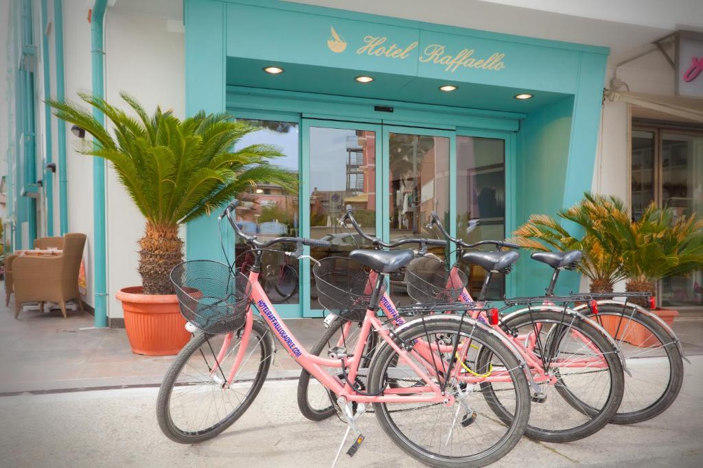 un groupe de vélos garés devant un magasin dans l'établissement Hotel Raffaello, à Caorle