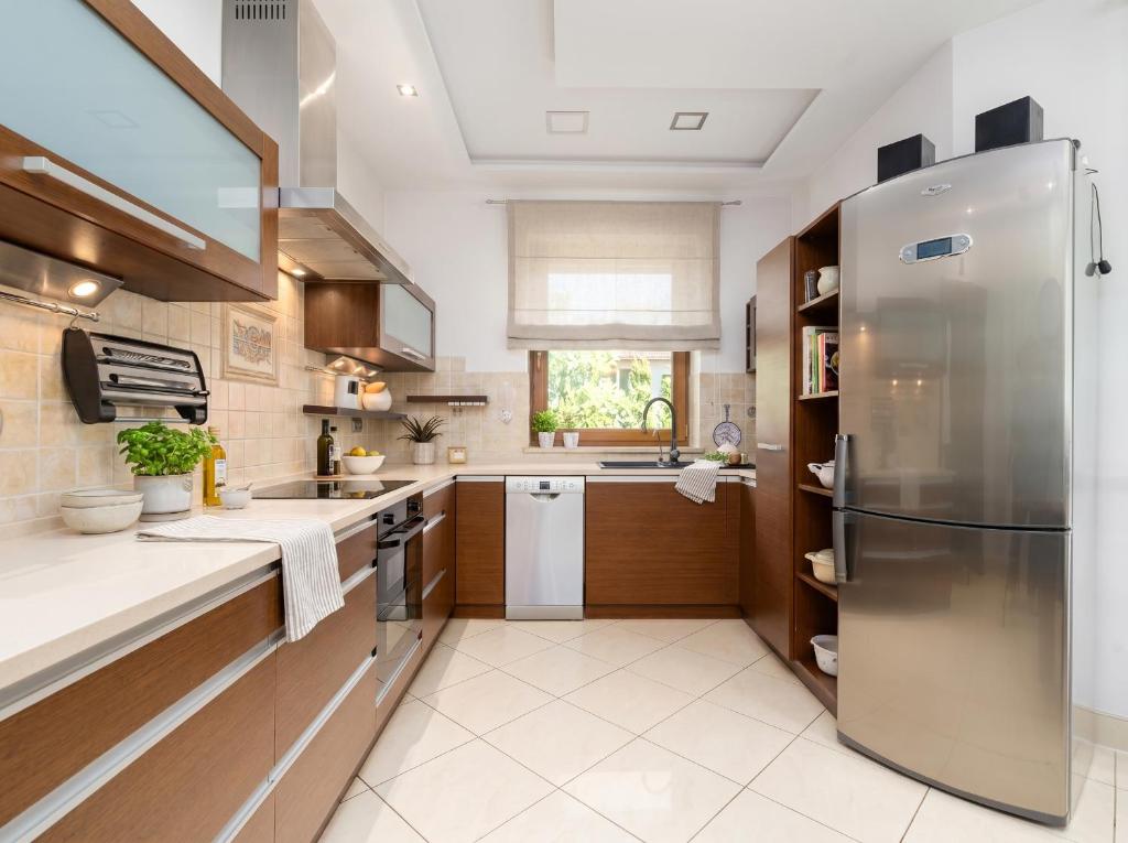 Golden Villas Garden Retreat - Private Garden & BBQ 4