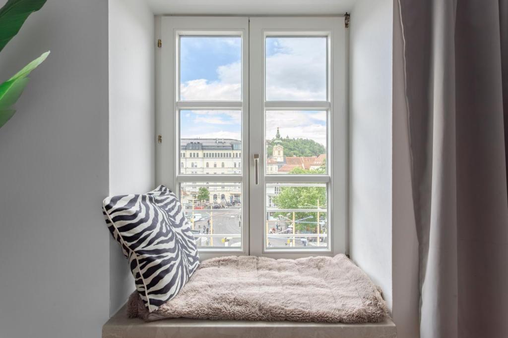 Urban Jungle Suite - Free Parking & Panoramic View by HERO HOMES 5