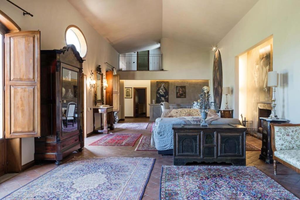 - une chambre avec un lit et une table avec des tapis dans l'établissement Casa Dimora Vittoria, à Catane