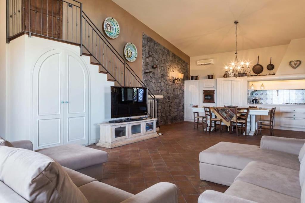 un salon avec un canapé et une télévision et une cuisine dans l'établissement Casa Dimora Vittoria, à Catane