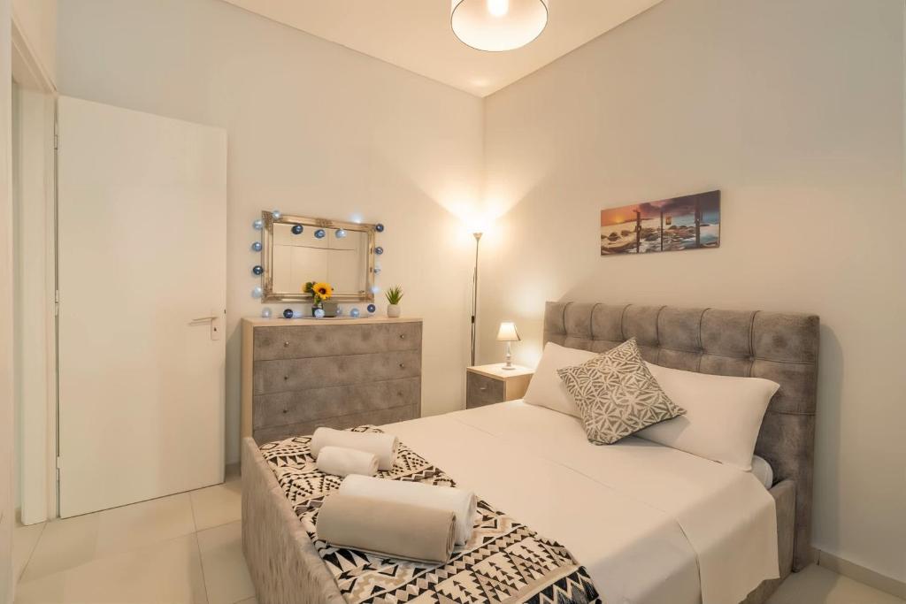 Comfy Apt next to metro 5