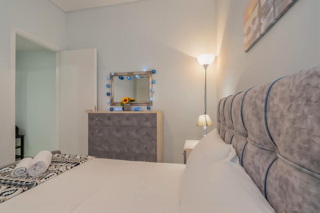 Comfy Apt next to metro 7