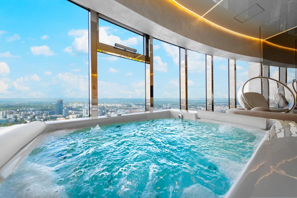 Apartamenty Sky Tower z Jakuzzi Przy Oknie by BQQK 8