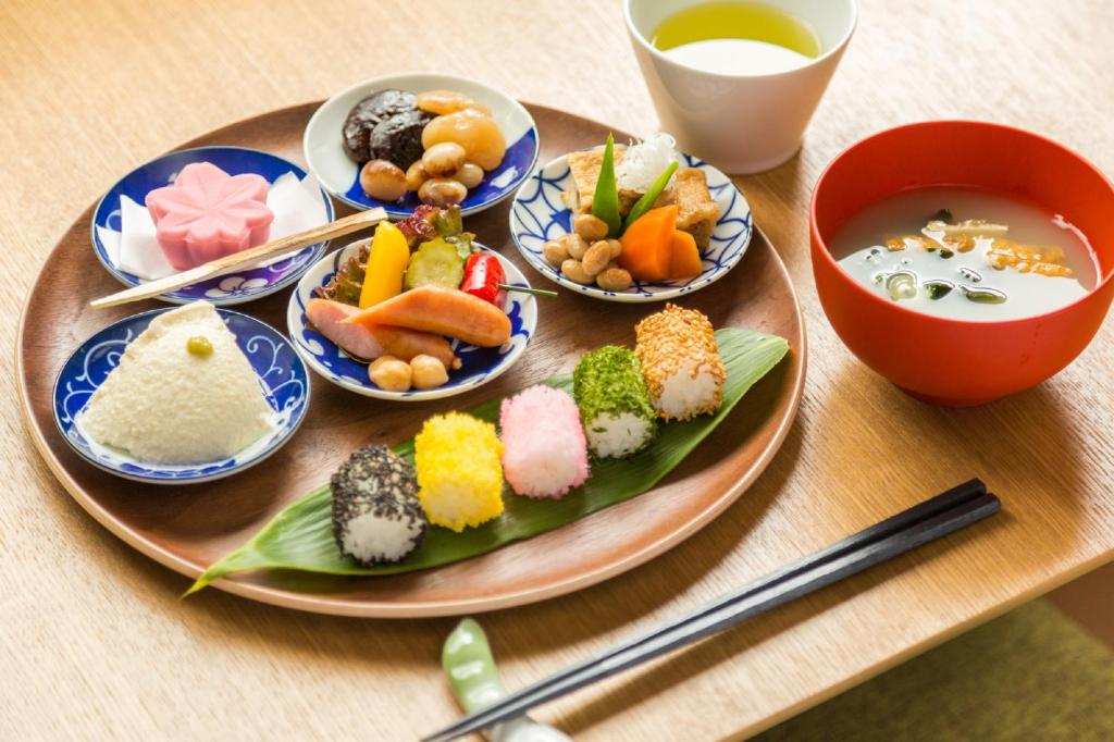 une assiette de sushis et autres aliments sur une table dans l'établissement Hanaingen, à Kusatsu 37 autres photos