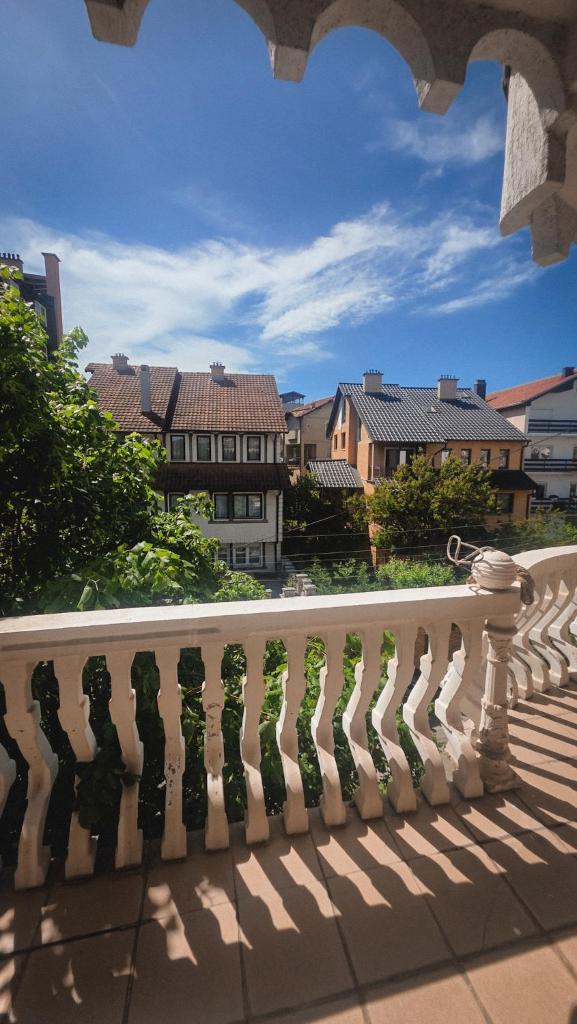 Modern 2BR Apt with 2 Balconies Views and Parking 5