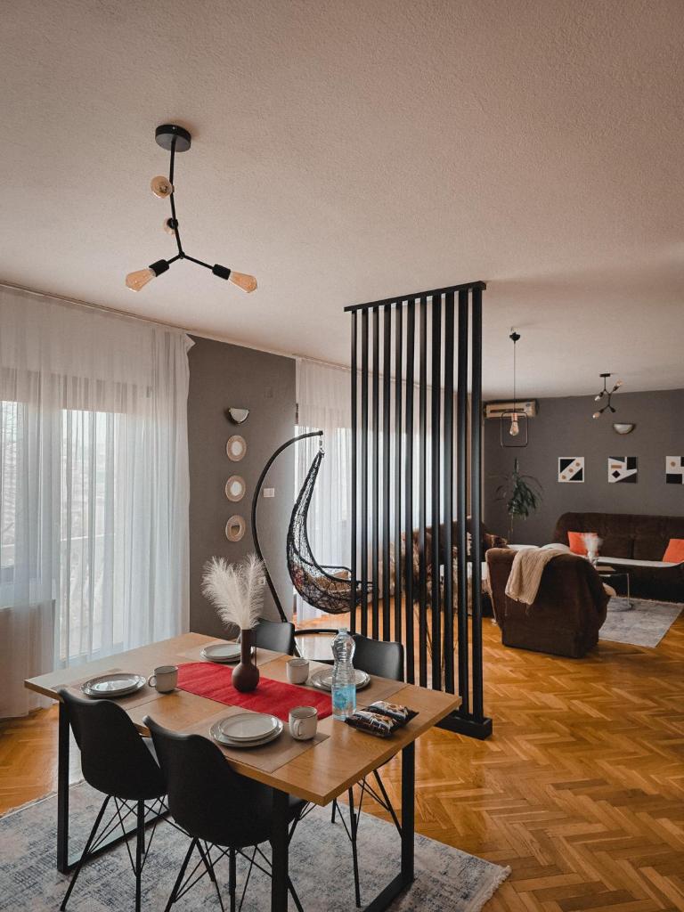 Modern 2BR Apt with 2 Balconies Views and Parking 4
