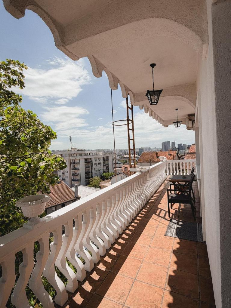 Modern 2BR Apt with 2 Balconies Views and Parking 8