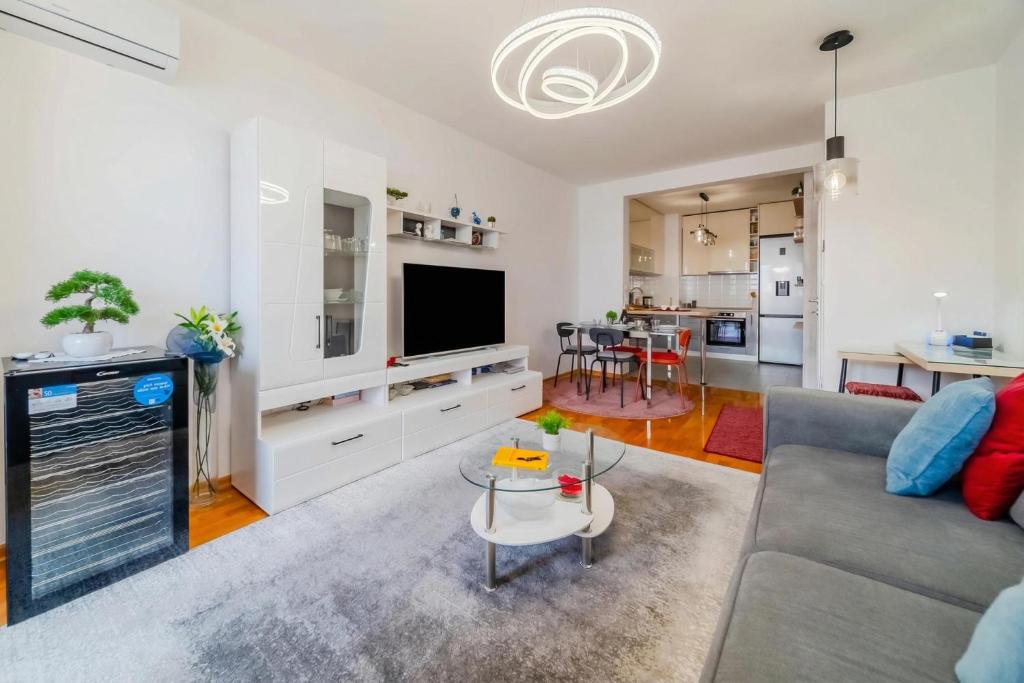 Apartment Saga With Terrace And Parking - Happy Rentals 2