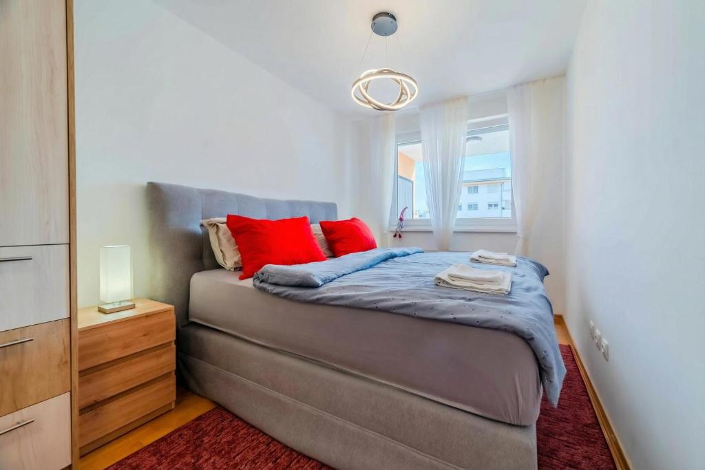Apartment Saga With Terrace And Parking - Happy Rentals 7