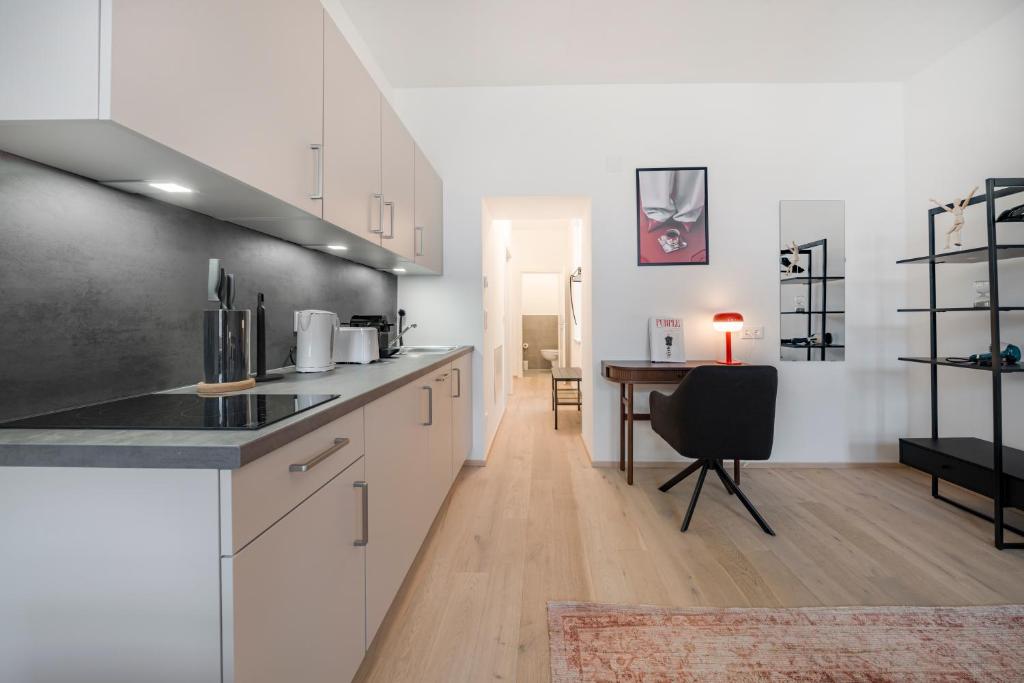Designer Studios, 10min to Stephansplatz, Metro, no Elevator 8