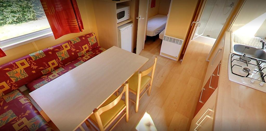 - une vue aérienne sur une cuisine avec une table et des chaises dans l'établissement Camping la Chaumière, à Heimsbrunn 5 autres photos