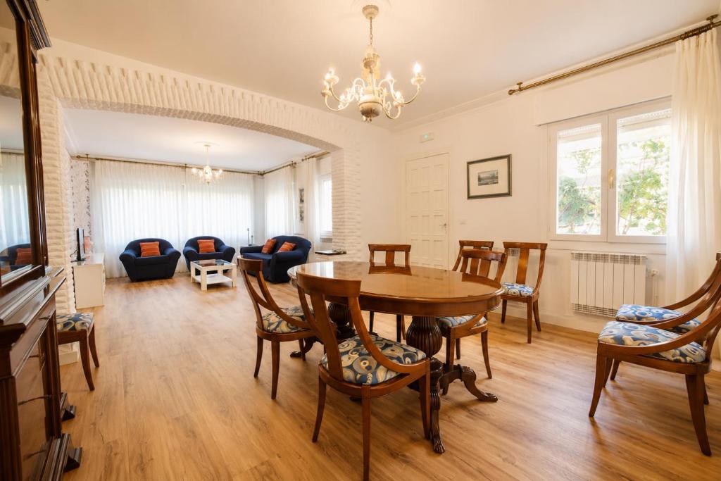 Amplia casa con jardín, terraza y parking privado 8