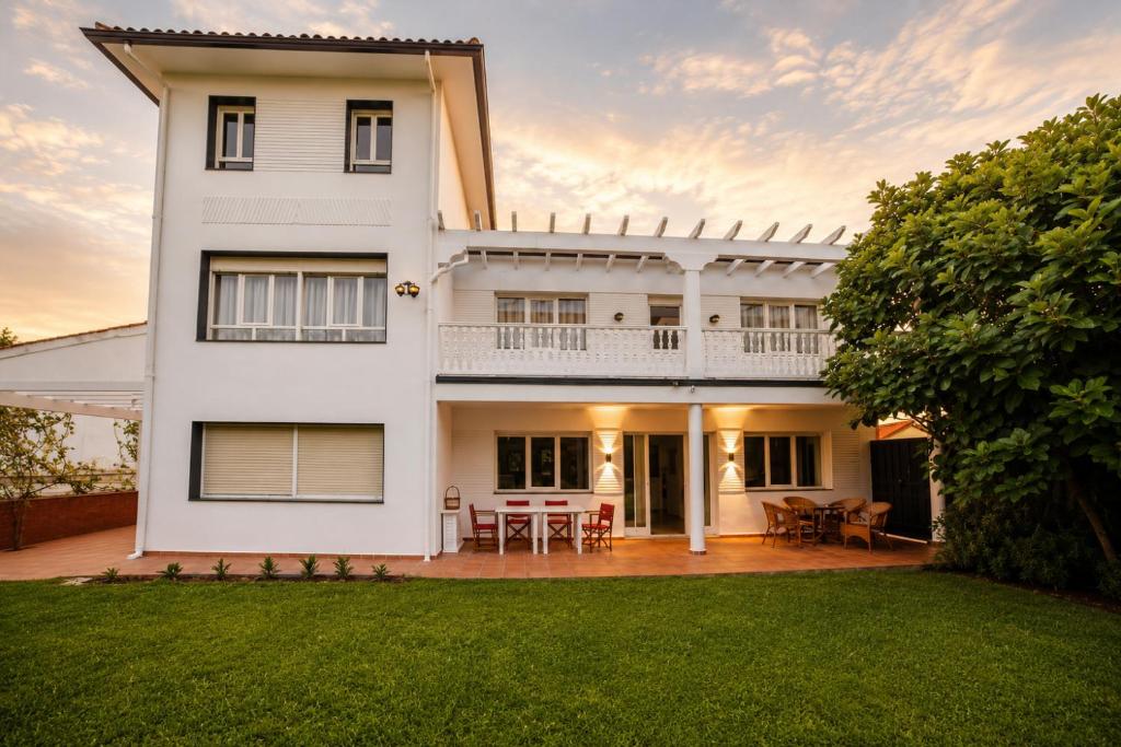 Amplia casa con jardín, terraza y parking privado 5