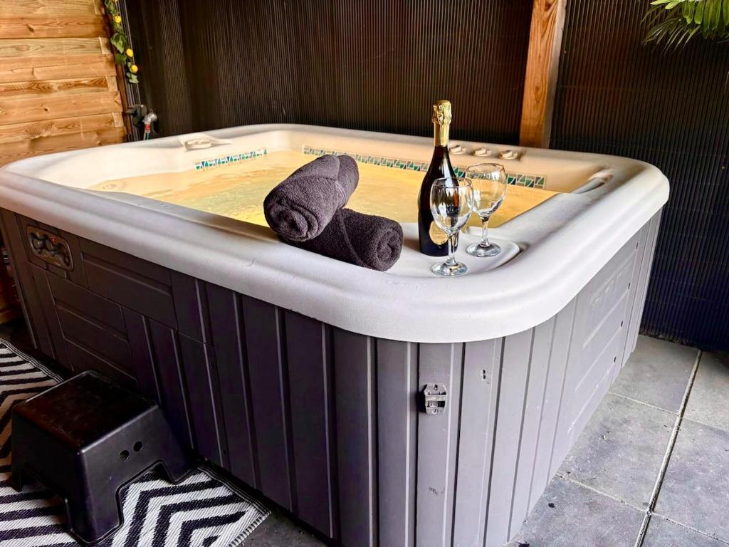 Charming Tiny House with Private Jacuzzi, Sauna and Garden & Free Parking between Amsterdam Haarlem and Schiphol Airport 8