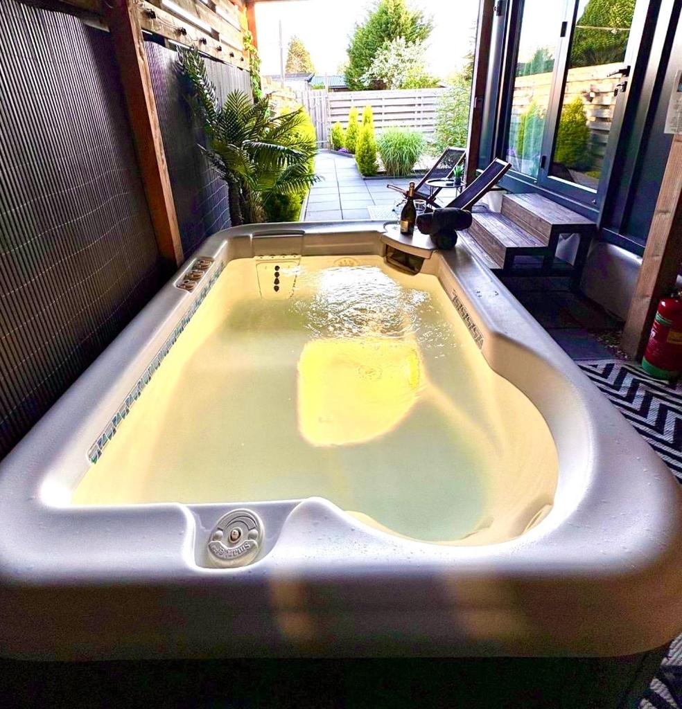 Charming Tiny House with Private Jacuzzi, Sauna and Garden & Free Parking between Amsterdam Haarlem and Schiphol Airport 7