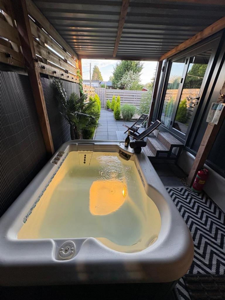 Charming Tiny House with Private Jacuzzi, Sauna and Garden & Free Parking between Amsterdam Haarlem and Schiphol Airport 6