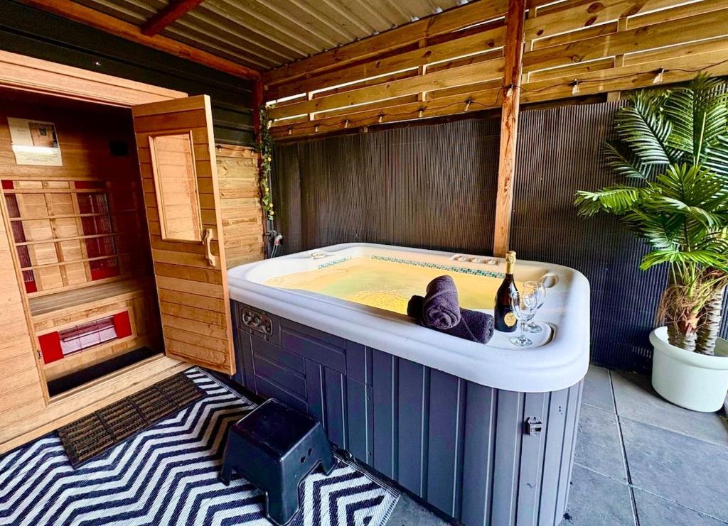 Charming Tiny House with Private Jacuzzi, Sauna and Garden & Free Parking between Amsterdam Haarlem and Schiphol Airport 5