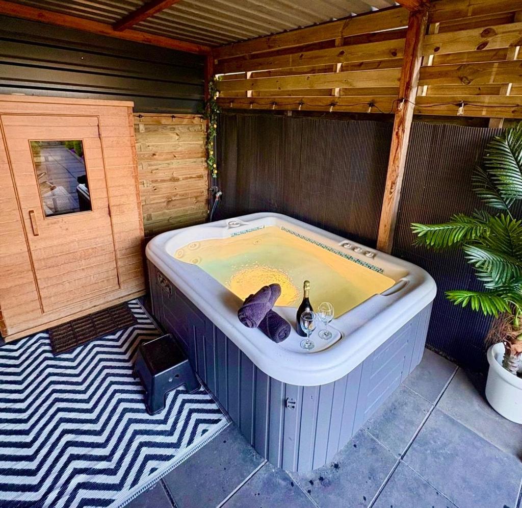 Charming Tiny House with Private Jacuzzi, Sauna and Garden & Free Parking between Amsterdam Haarlem and Schiphol Airport 4