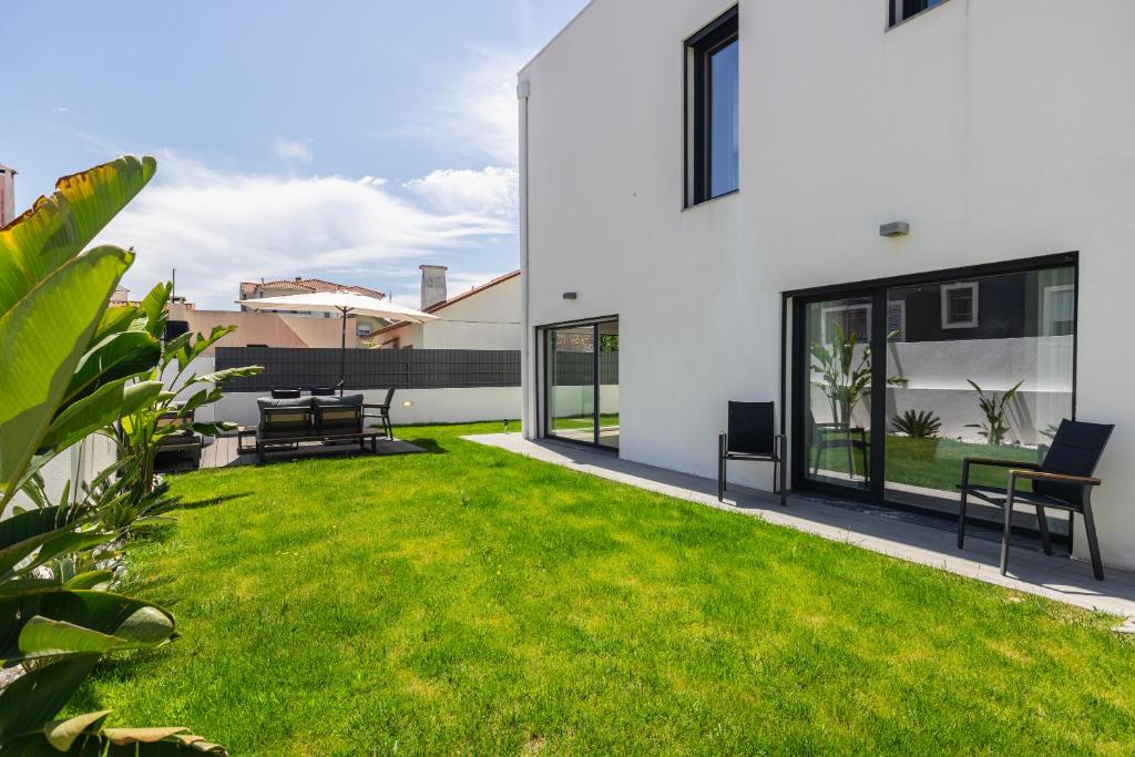 Poolside oasis by Caparica beach 5