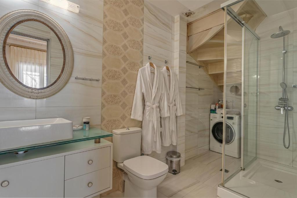 Jacuzzi Suite In The Heart Of OldTown 8